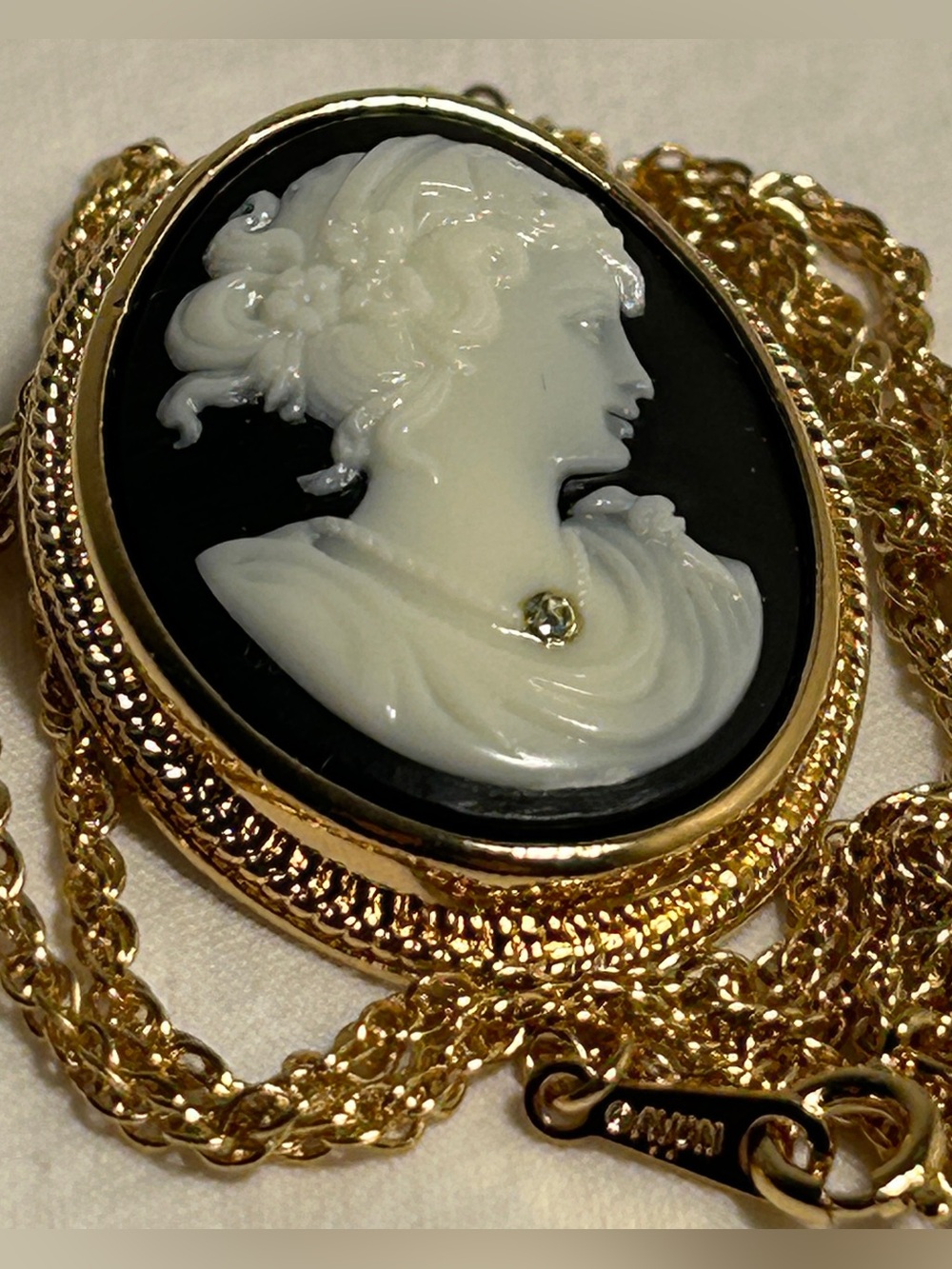 Vintage Cameo Avon Black White Pendant Brooch Necklace Gold Tone chain 1980s 80s